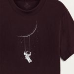 Celestial Playground, T-Shirt Μπλούζα με Σχέδιο σε Μπορντώ Χρώμα