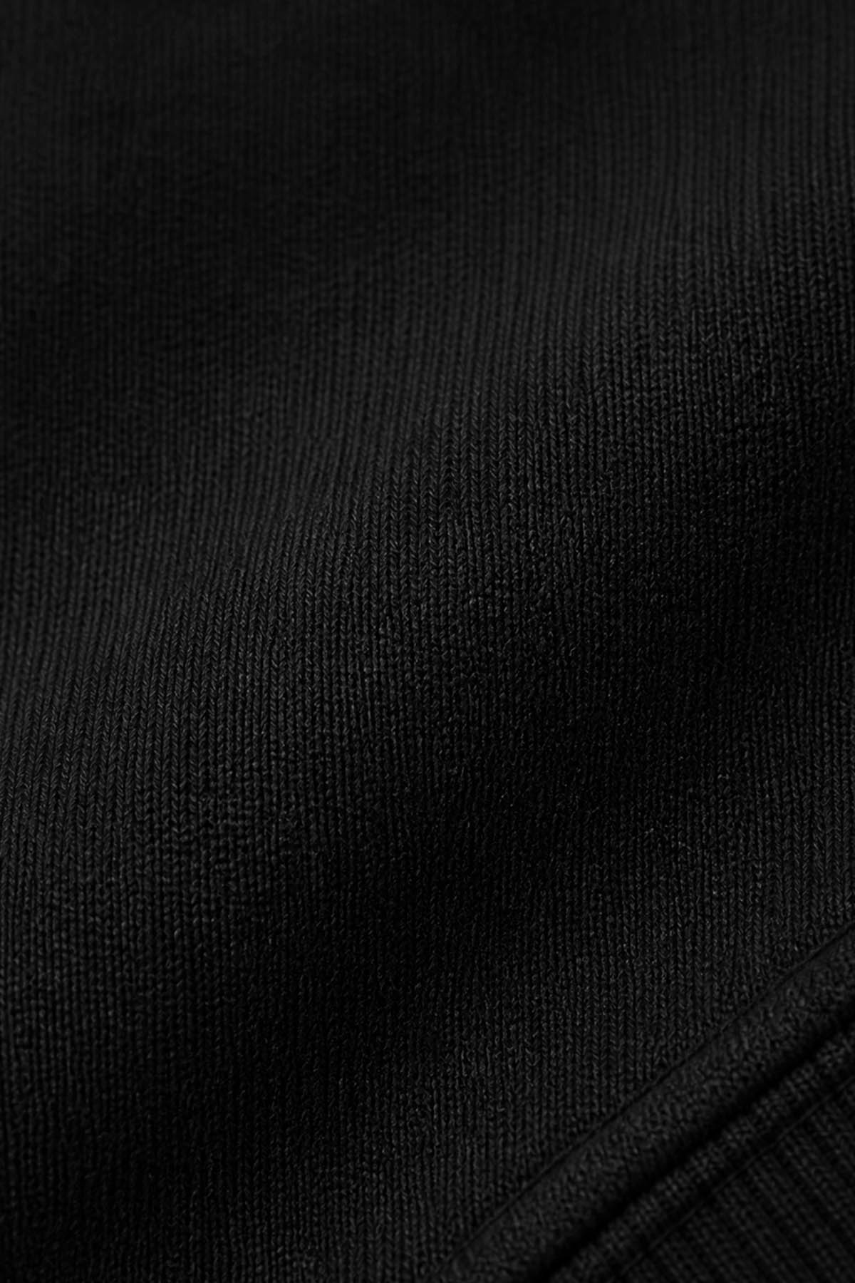 halfzip-man-a-detail-front-zoom-black-no_stamp-1.jpg