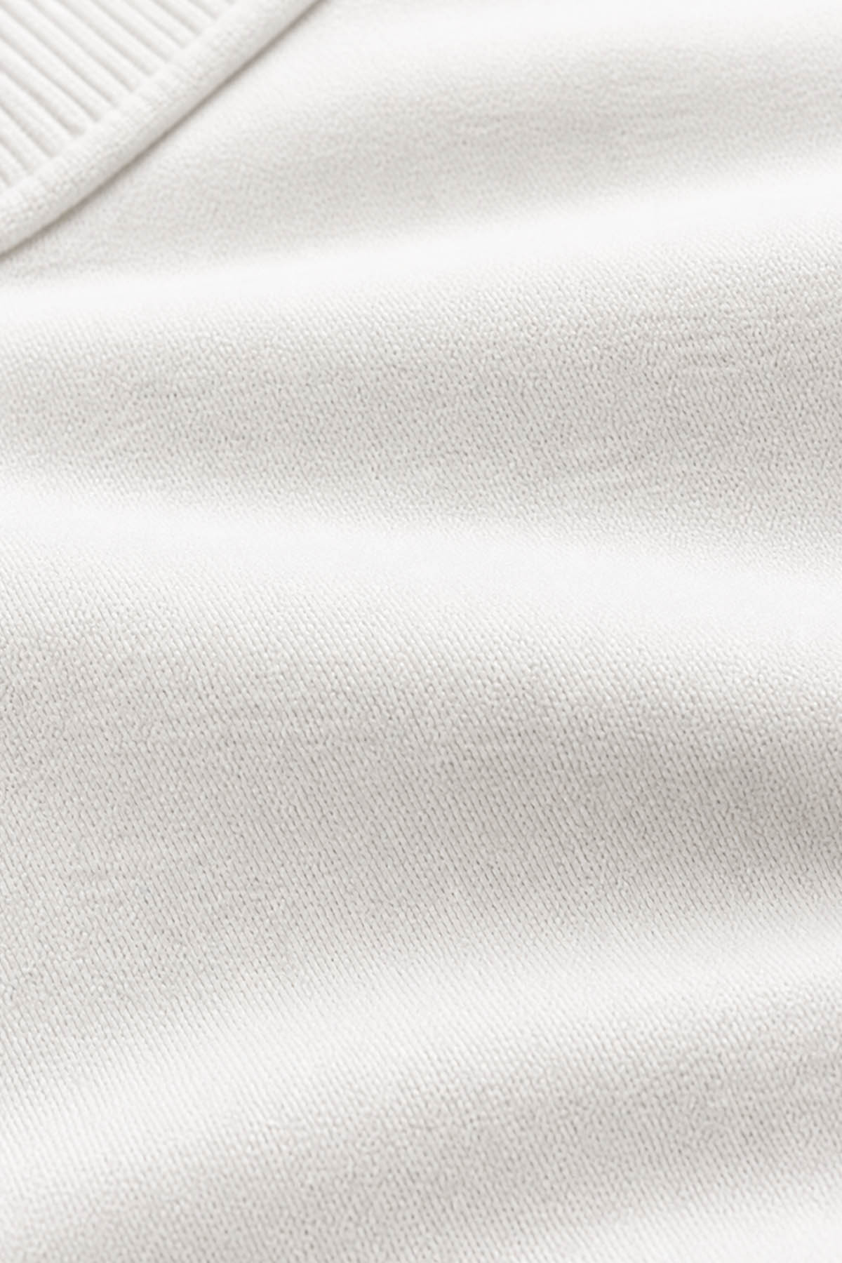 halfzip-man-a-detail-front-zoom-white-no_stamp.jpg